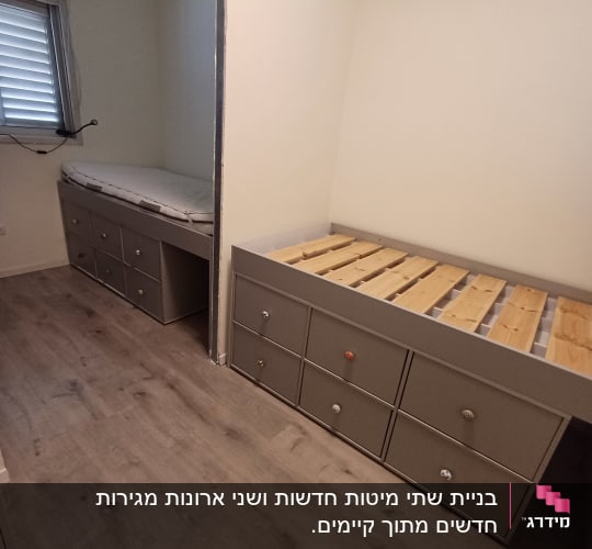 מיטה עם מגירות עץ בחדר שינה